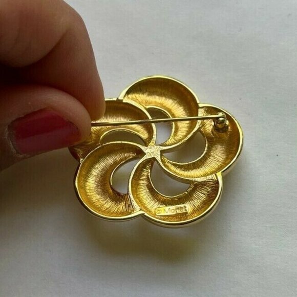 Vintage MONET Brooch Pin Signed Round Floral Shape Gold Tone Scarf Pin - Picture 4 of 5